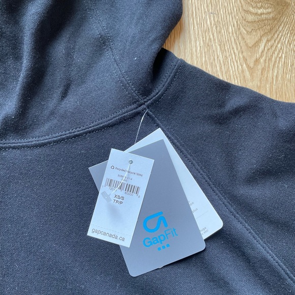 GAP Fit pop over poncho NWTO - Picture 2 of 3